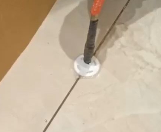 梅县瓷砖空鼓维修公司专业解答瓷砖在铺贴过程中，如果没有涂抹均匀到位的粘结材料（如水泥砂浆或瓷砖胶），可能会导致以下问题